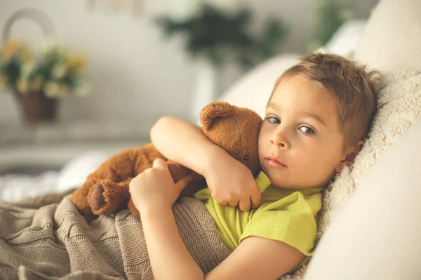 Lindo Niño Preescolar Con Perro Mascota Jugando Juntos Cama Casa — Foto de Stock