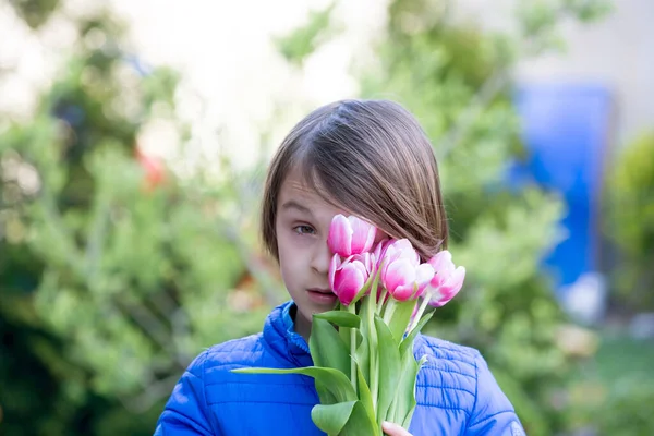 Niño Niño Sosteniendo Tulipanes Rosados Escondido Detrás Ellos Concepto Regalo —  Fotos de Stock