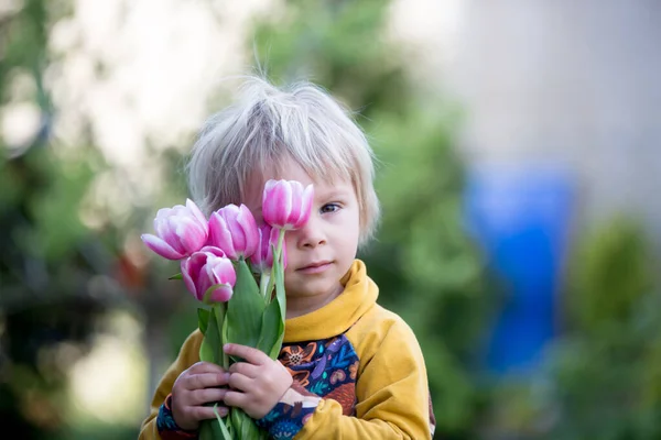 Niño Niño Sosteniendo Tulipanes Rosados Escondido Detrás Ellos Concepto Regalo —  Fotos de Stock