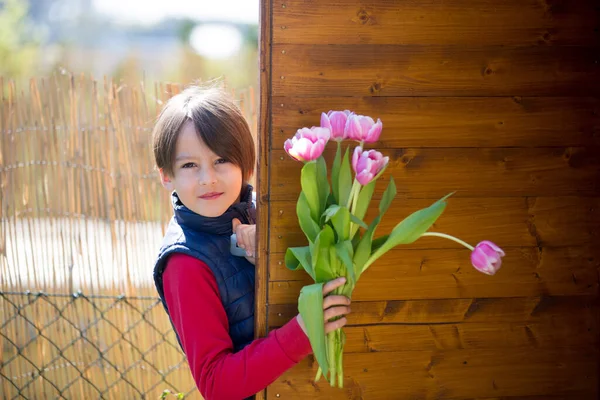 Kind Jongen Met Roze Tulpen Verschuilen Achter Hen Moeders Dag — Stockfoto