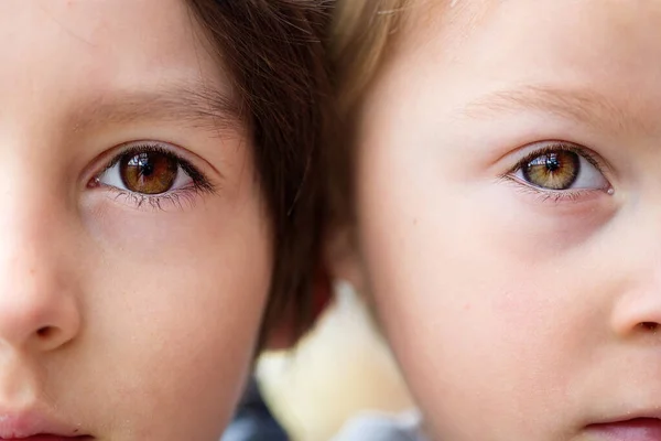 Dois Meninos Olhos Irmãos Irmãos Lado Outro Perto Seus Olhos — Fotografia de Stock
