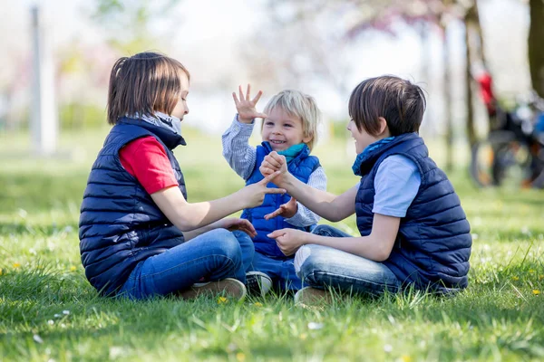 Drei Kinder Junge Brüder Spielen Steinscheren Papierspiel Blühenden Park — Stockfoto