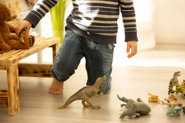 Kisgyerek Fiú Pisilj Gatyájába Miközben Játszol Játékokkal Gyerek Zavart Elfelejtesz — Stock Fotó