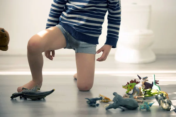 Kleines Kleinkind Junge Pinkelt Beim Spielen Mit Spielzeug Die Hose — Stockfoto