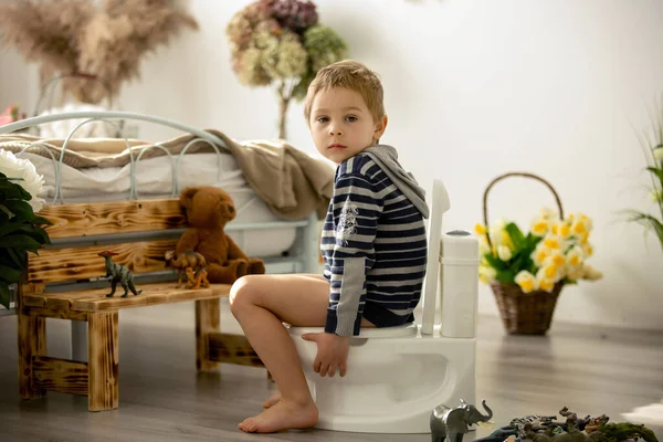 Lindo Niño Pequeño Muchacho Usando Orinal Casa Mientras Que Juega —  Fotos de Stock