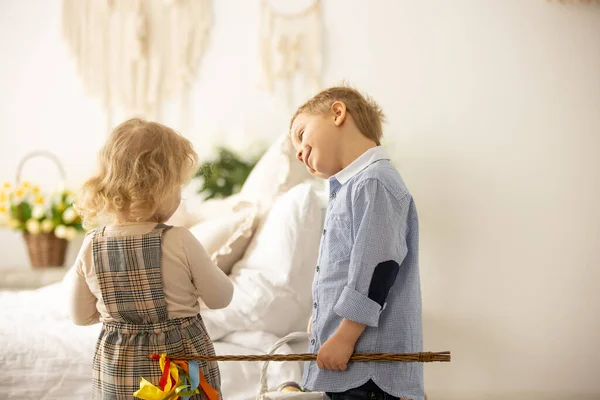 Happy Children Siblings Enjoying Easter Holiday Together Tradition Handmade Twig — стоковое фото