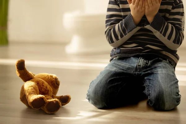 Pequeño Niño Pequeño Niño Mear Sus Pantalones Mientras Juega Con —  Fotos de Stock