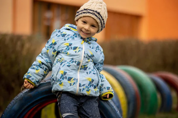 Süßes Vorschulkind Süßer Junge Der Auf Dem Spielplatz Park Spielt — Stockfoto