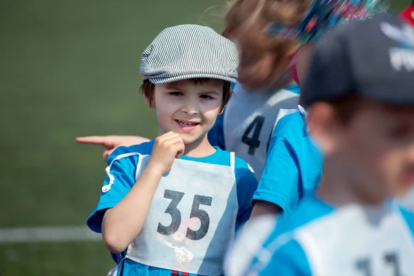 Jeunes Enfants Âge Préscolaire Courir Sur Piste Dans Une Compétition — Photo