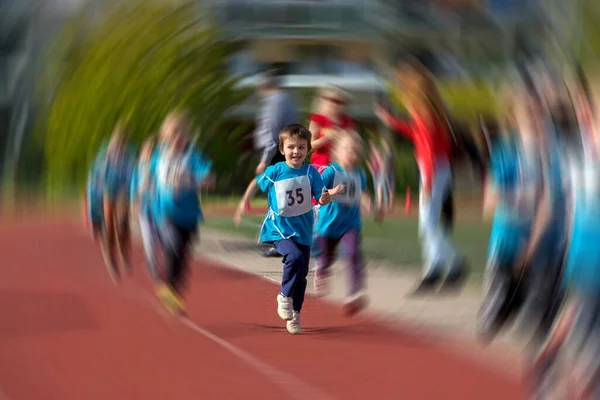 Jonge Kleuters Hardlopen Een Marathonwedstrijd Radiale Wazige Beweging — Stockfoto