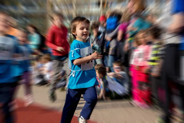 Niños Edad Preescolar Corriendo Pista Una Competencia Maratón Movimiento Borroso —  Fotos de Stock