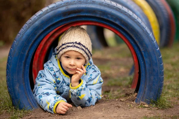 Tatlı Anaokulu Çocuğu Tatlı Çocuk Parkta Oyun Oynuyor Bahar Zamanı — Stok fotoğraf
