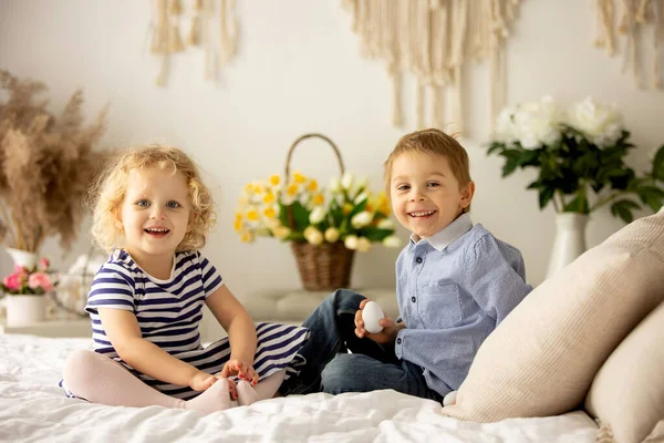 Happy Children Siblings Enjoying Easter Holiday Together Tradition Handmade Twig — Φωτογραφία Αρχείου