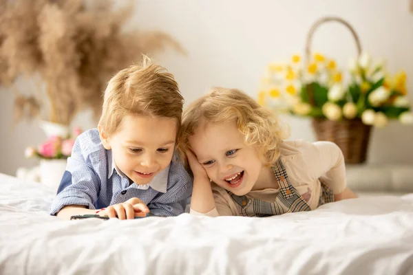 Happy Children Siblings Enjoying Easter Holiday Together Tradition Handmade Twig — 스톡 사진