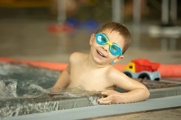 Dítě Při Lekcích Plavání Skupině Dětí Vnitřním Bazénu Při Učení — Stock fotografie