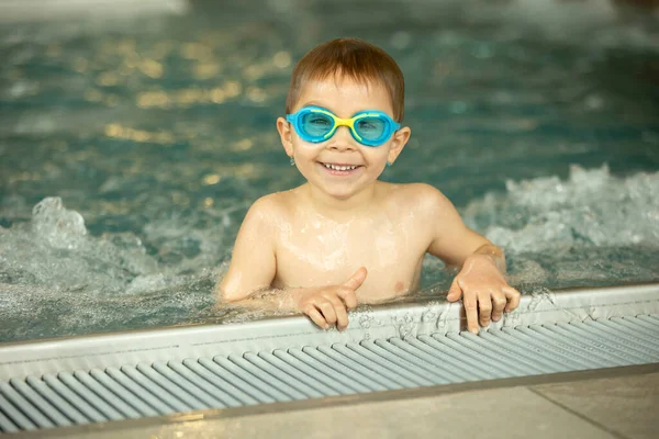 Kind Zwemles Nemen Een Groep Kinderen Het Overdekte Zwembad Genieten — Stockfoto