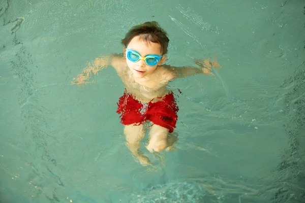 Kind Zwemles Nemen Een Groep Kinderen Het Overdekte Zwembad Genieten — Stockfoto