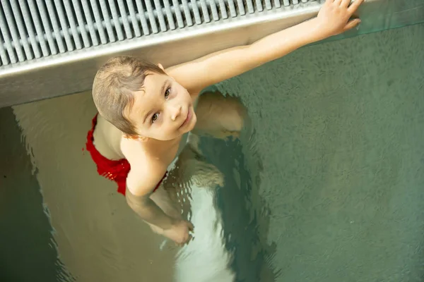 Ребенок Берущий Уроки Плавания Группе Детей Закрытом Бассейне Наслаждаясь Обучением — стоковое фото