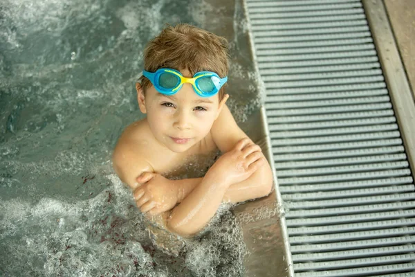 Kind Zwemles Nemen Een Groep Kinderen Het Overdekte Zwembad Genieten — Stockfoto