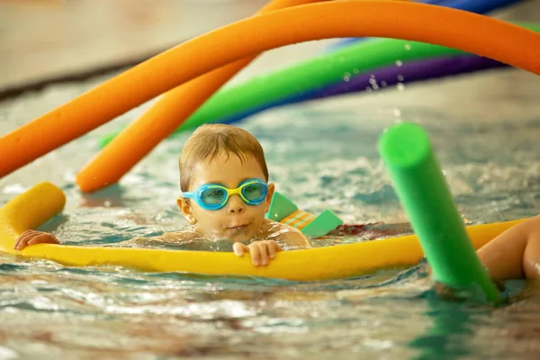 Çocuk Kapalı Havuzda Bir Grup Çocuktan Yüzme Dersleri Alıyor Öğrenmenin — Stok fotoğraf