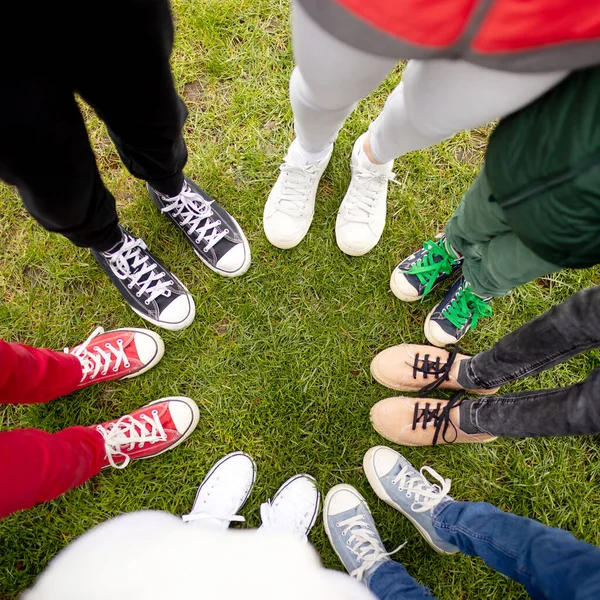 Πολύχρωμα Παπούτσια Στα Πόδια Των Παιδιών Δροσερή Νεολαία Πολύχρωμο Λευκό — Φωτογραφία Αρχείου