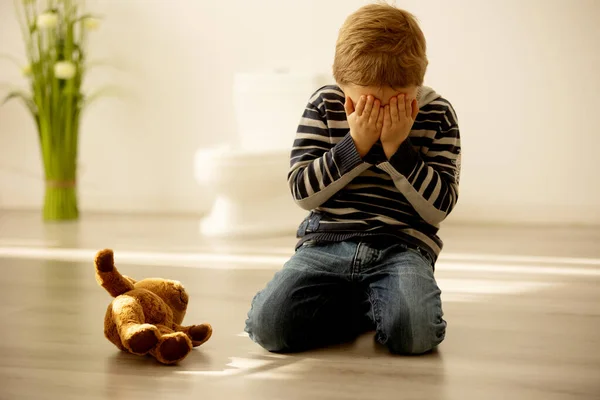 Μικρό Παιδί Αγόρι Κατουράει Παντελόνι Του Ενώ Παίζει Παιχνίδια Αποσπάται — Φωτογραφία Αρχείου