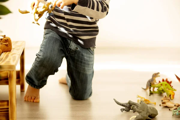 Criança Menino Mija Nas Calças Enquanto Brinca Com Brinquedos Criança — Fotografia de Stock