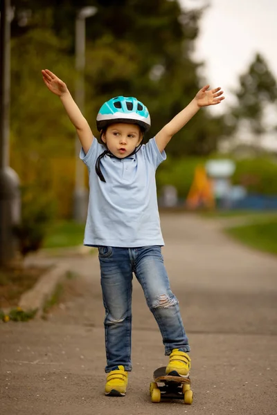 Klein Kind Peuter Jongen Paardrijden Skateboard Het Park Voor Eerste — Stockfoto