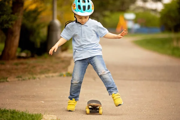 Criança Menino Andando Skate Parque Pela Primeira Vez Tentando — Fotografia de Stock