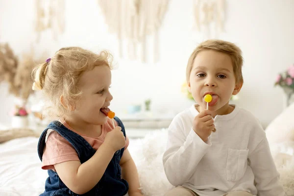 Cute Toddler Children Boy Girl Eating Lolly Pop Home Enjoying — Zdjęcie stockowe