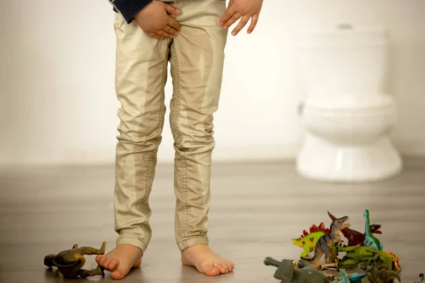 Petit Tout Petit Enfant Garçon Faire Pipi Dans Son Pantalon — Photo