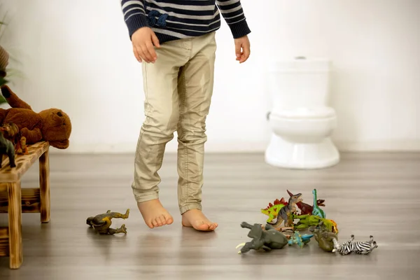 おもちゃで遊んでいる間に小さな幼児の子供 男の子 彼のズボンの中のおしっこ 子供は気を散らし 家のトイレに行くことを忘れます — ストック写真