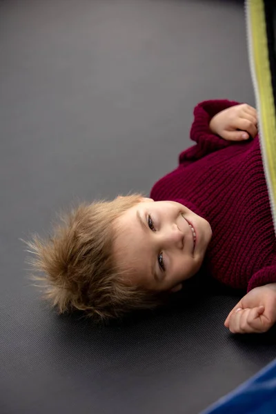 Słodkie Mały Chłopiec Statyczne Elektryczność Włosy Mając Jego Zabawny Portret — Zdjęcie stockowe