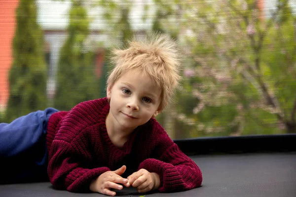Χαριτωμένο Μικρό Αγόρι Στατικά Ηλεκτρικά Μαλλιά Έχοντας Αστείο Πορτρέτο Του — Φωτογραφία Αρχείου