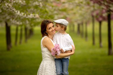 Çocuklu güzel bir aile, anne, baba, üç çocuk ve bir köpek, parkta birlikte oynuyorlar.