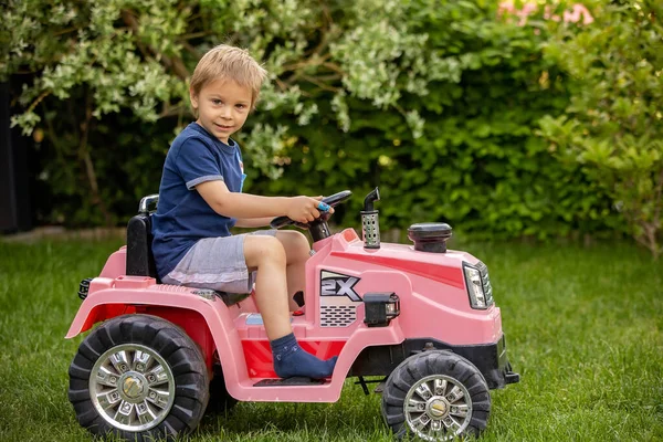 Niño Preescolar Niño Rubio Montando Tractor Jardín Felicidad Infancia — Foto de Stock