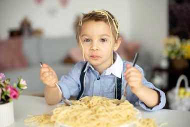 Tatlı anaokulu çocuğu, sarışın çocuk, evde spagetti yiyor, her yeri kirletiyor, komik anlar.