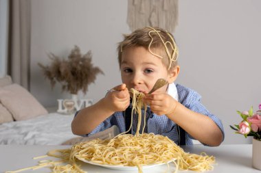 Tatlı anaokulu çocuğu, sarışın çocuk, evde spagetti yiyor, her yeri kirletiyor, komik anlar.
