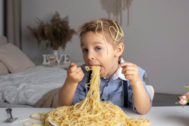 Tatlı anaokulu çocuğu, sarışın çocuk, evde spagetti yiyor, her yeri kirletiyor, komik anlar.