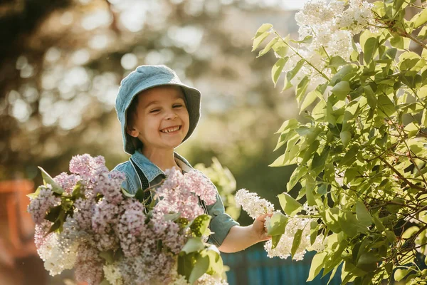 Elegante Niño Preshcool Lindo Niño Disfrutando Flores Lila Arbusto Jardín —  Fotos de Stock