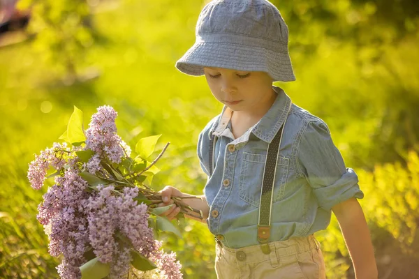 Criança Pré Legal Elegante Menino Bonito Desfrutando Flores Lilás Arbusto — Fotografia de Stock