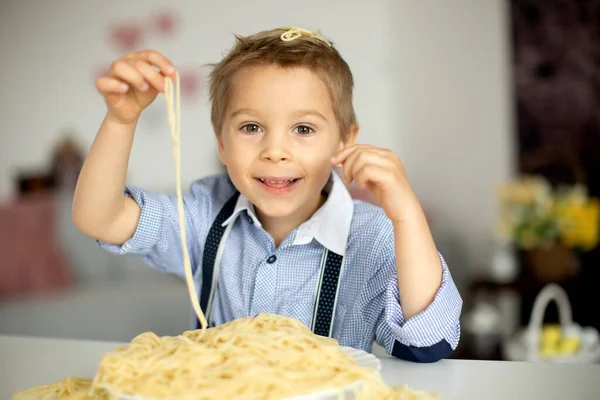 Schattig Kleuter Blonde Jongen Spaghetti Eten Thuis Overal Rotzooi Schoppen — Stockfoto