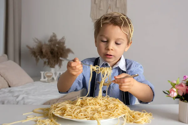 Niedliches Vorschulkind Blonder Junge Spaghetti Essen Hause Überall Chaos Machen — Stockfoto