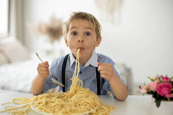 Niedliches Vorschulkind Blonder Junge Spaghetti Essen Hause Überall Chaos Machen — Stockfoto