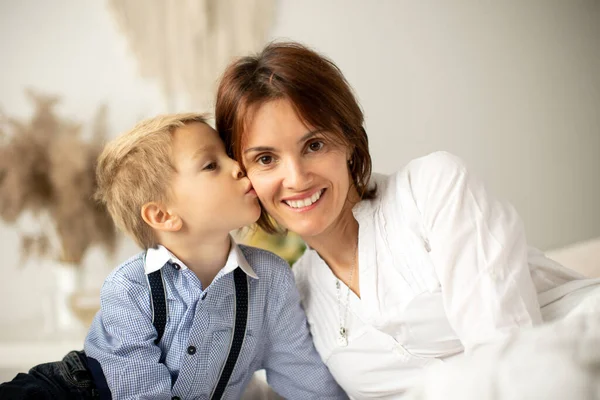 Madre Hijo Rubio Niño Preescolar Moda Teniendo Maravilloso Momento Feliz — Foto de Stock