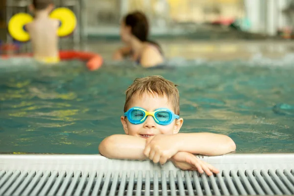 Kind Zwemles Nemen Een Groep Kinderen Het Overdekte Zwembad Genieten — Stockfoto