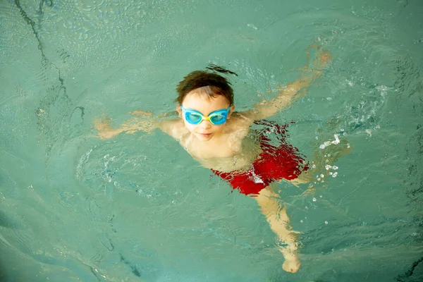 어린이 수영장에서 교습을 어린이 배우기를 즐기고 — 스톡 사진
