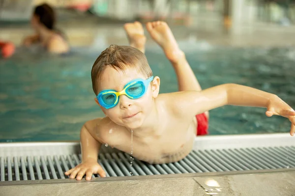 在室内游泳池的一组儿童中参加游泳课 享受学习的乐趣 — 图库照片