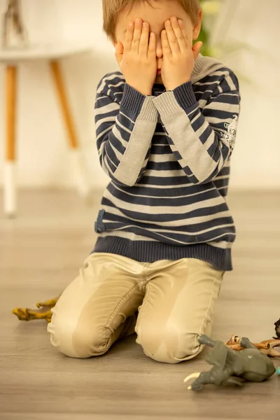 Μικρό Παιδί Αγόρι Κατουράει Παντελόνι Του Ενώ Παίζει Παιχνίδια Αποσπάται — Φωτογραφία Αρχείου