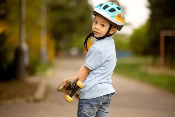 Μικρό Παιδί Μικρό Αγόρι Ιππασία Skateboard Στο Πάρκο Για Πρώτη — Φωτογραφία Αρχείου
